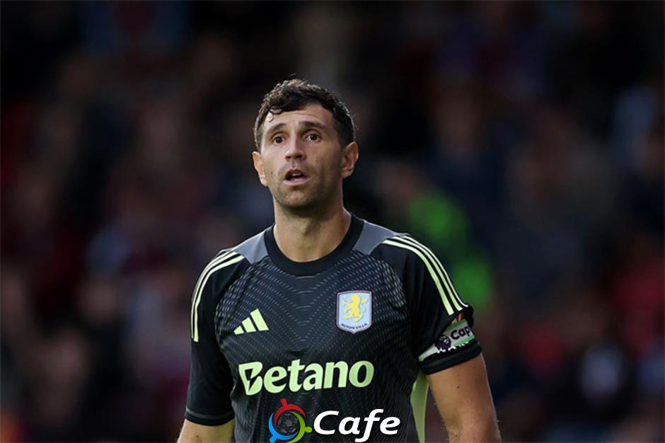 Emi Martinez tức giận vì bị tước băng đội phó Aston Villa