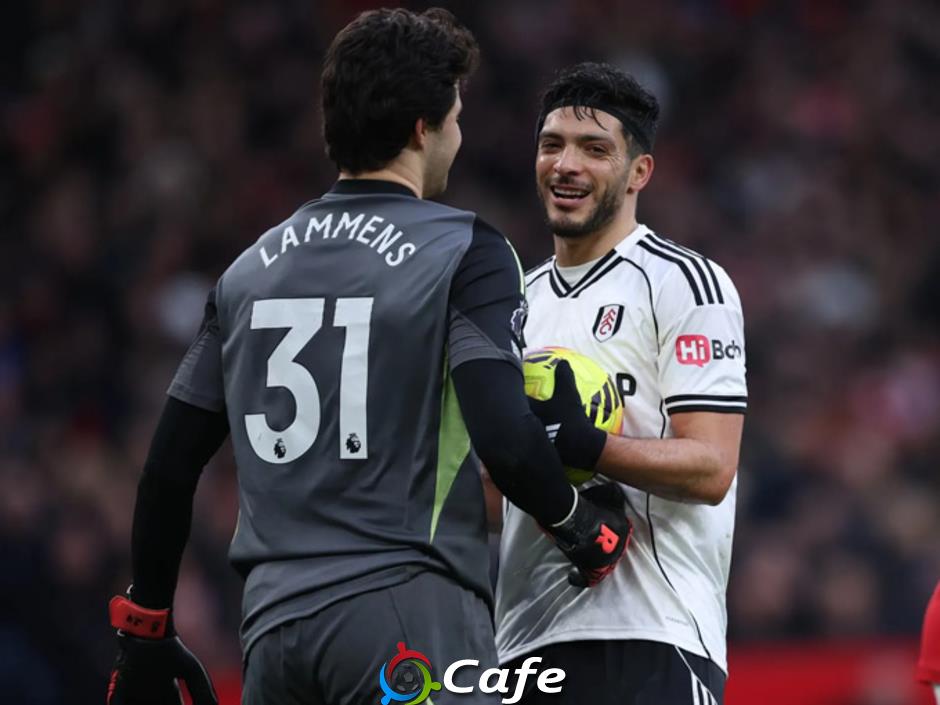 Fan MU 'ngứa mắt' với hành động của Lammens Fan MU 'ngứa mắt' với hành động của Lammens