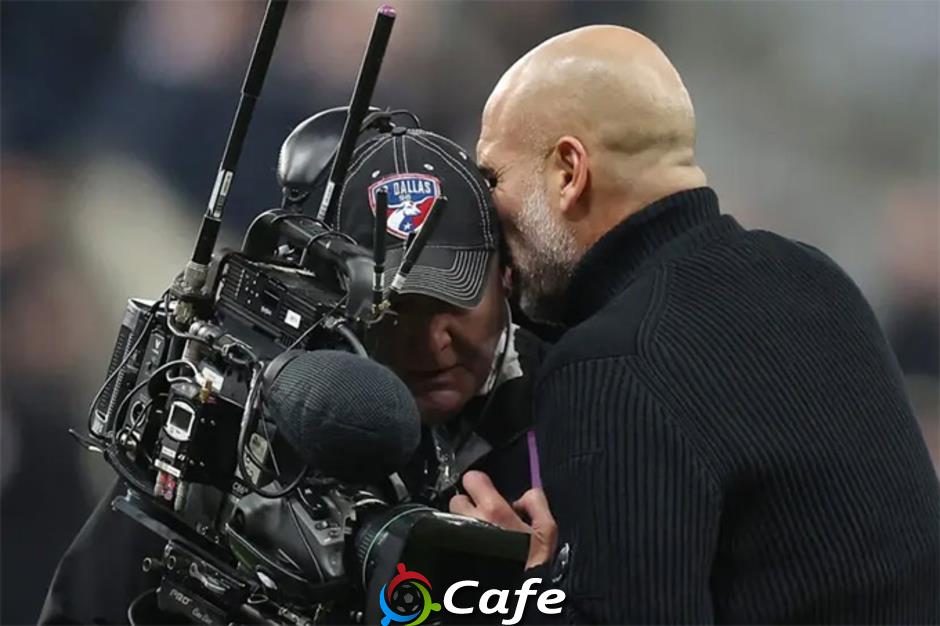 Guardiola lại nổi cáu với cameraman khi ăn mừng chiến thắng của Man City Guardiola lại nổi cáu với cameraman khi ăn mừng chiến thắng của Man City