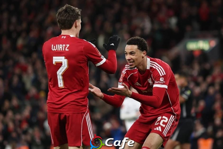 Hai chàng trai, một lối thoát cho Liverpool