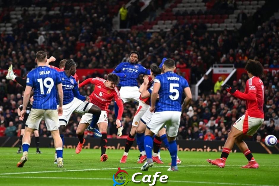 Harry Maguire không chỉ là gã to xác biết đánh đầu! Harry Maguire không chỉ là gã to xác biết đánh đầu!