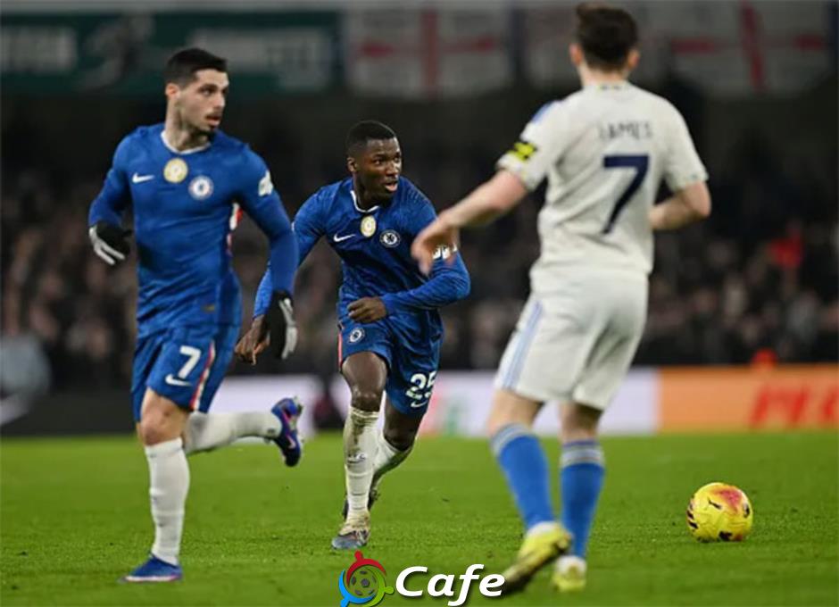 HLV Rosenior chỉ trích sao Chelsea sau trận hòa Leeds