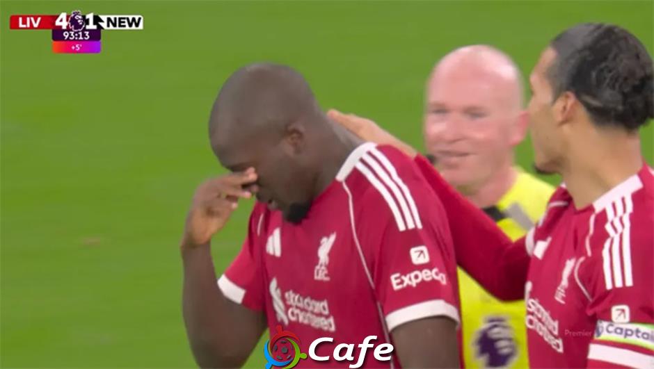 Konate khóc nức nở sau khi ghi bàn