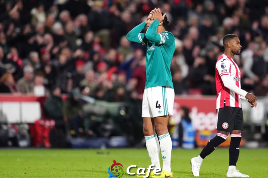 Ngoài Salah, Arne Slot cần phải 'trảm' cả Van Dijk