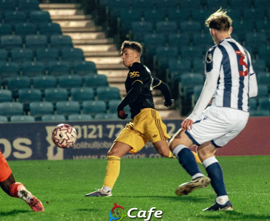 Shea Lacey gửi 'thông điệp' tới HLV Carrick bằng cú hat-trick đẳng cấp