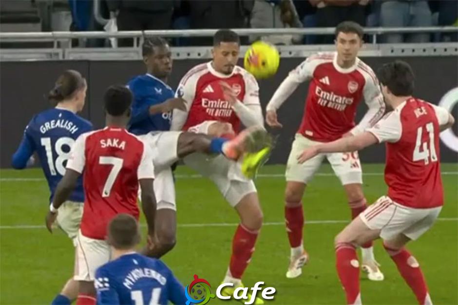 Tại sao Arsenal không bị thổi phạt đền ở trận thắng Everton?