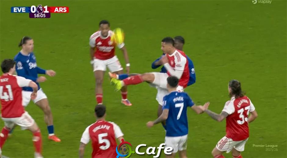 Tại sao Arsenal không bị thổi phạt đền ở trận thắng Everton?