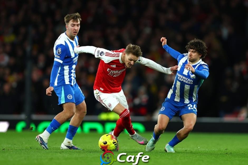 Vì sao Declan Rice chỉ tay vào Martin Odegaard?