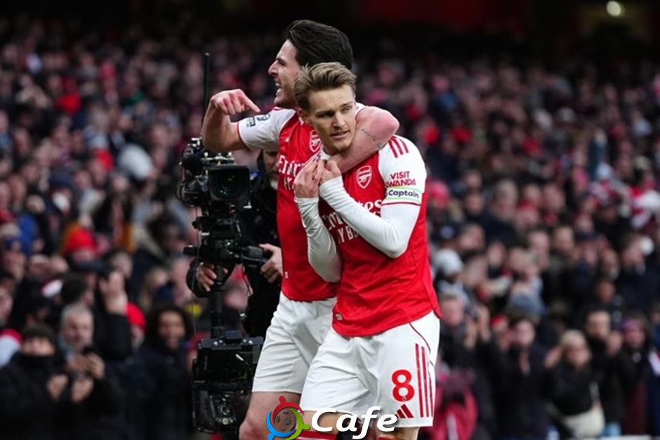 Vì sao Declan Rice chỉ tay vào Martin Odegaard?
