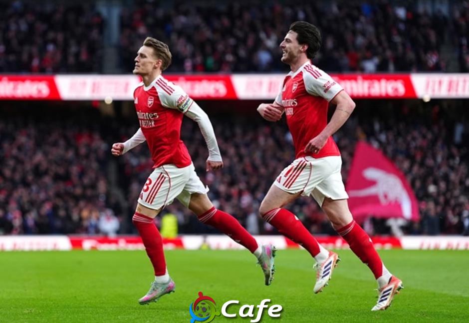 Vì sao Declan Rice chỉ tay vào Martin Odegaard?