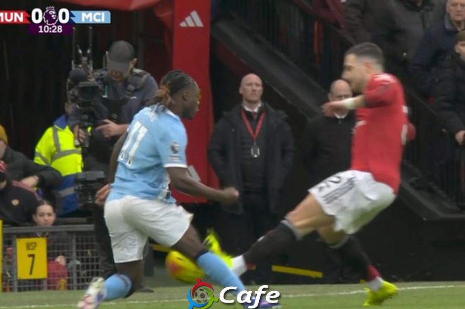 Vì sao Diogo Dalot thoát thẻ đỏ trong derby Manchester? Vì sao Diogo Dalot thoát thẻ đỏ trong derby Manchester?