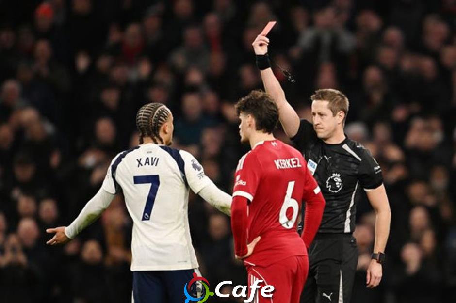 Xavi Simons gần như bật khóc sau khi nhận thẻ đỏ