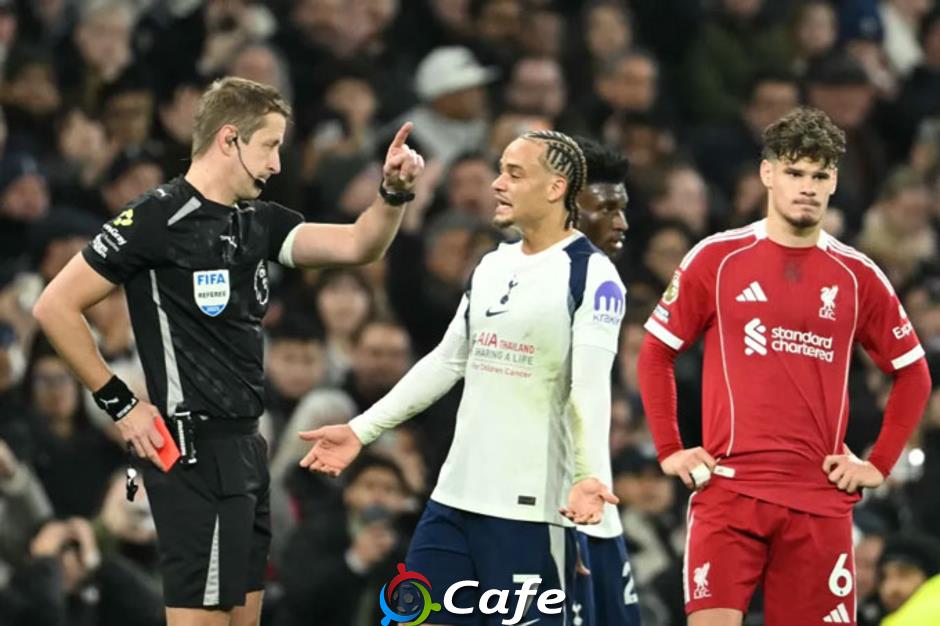 Xavi Simons gần như bật khóc sau khi nhận thẻ đỏ
