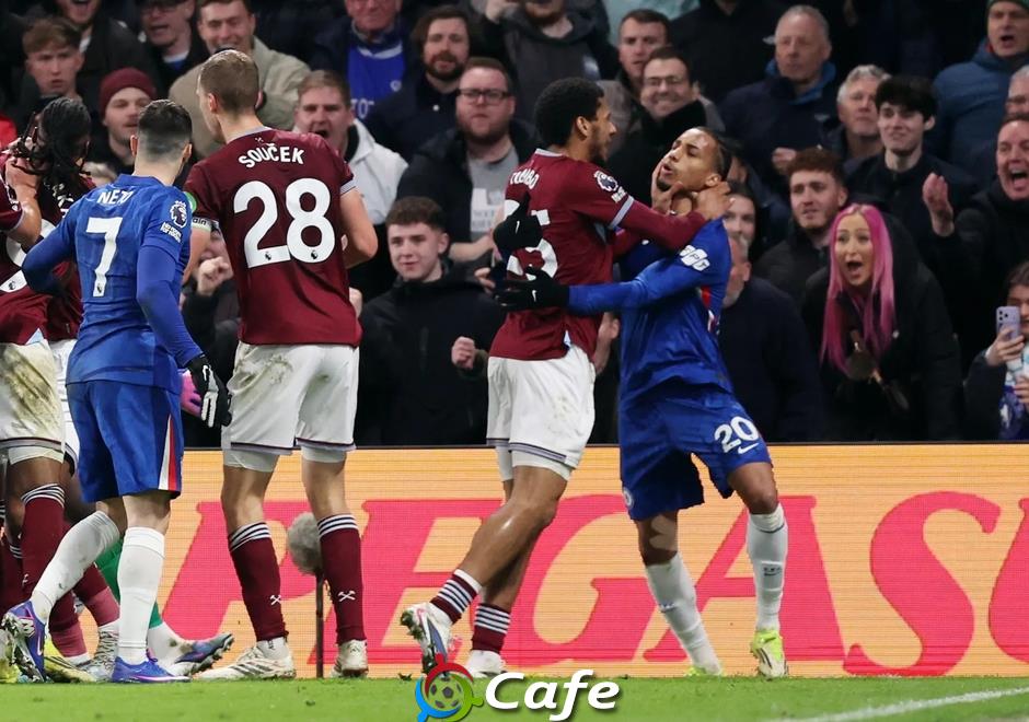 Xô xát, bóp cổ và thẻ đỏ trong đêm kịch tính ở Stamford Bridge