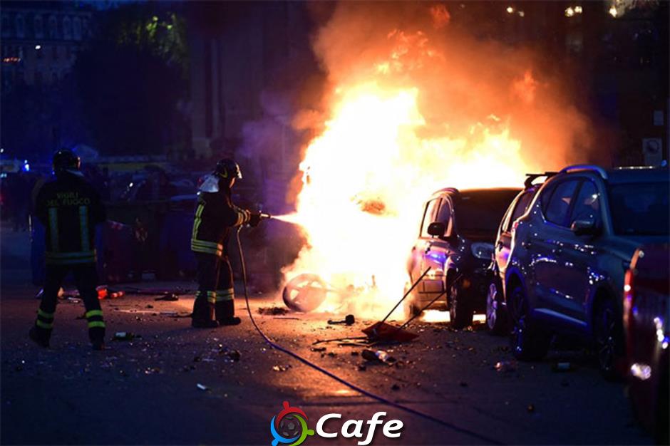 Bạo loạn kinh hoàng giữa các fan Inter và Genoa gây cháy lớn Bạo loạn kinh hoàng giữa các fan Inter và Genoa gây cháy lớn