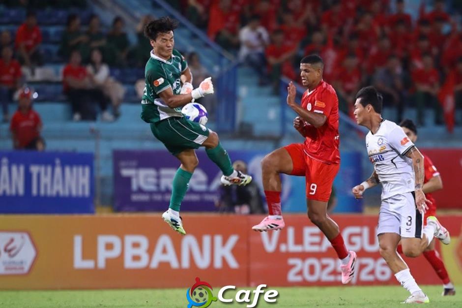 Bùi Tiến Dũng phải nẹp chân, rời sân bằng cáng chỉ sau 12 phút&nbsp;