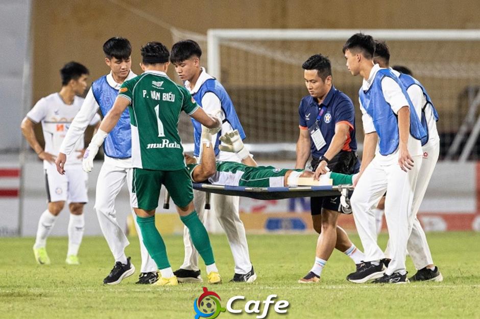 Bùi Tiến Dũng phải nẹp chân, rời sân bằng cáng chỉ sau 12 phút&nbsp;