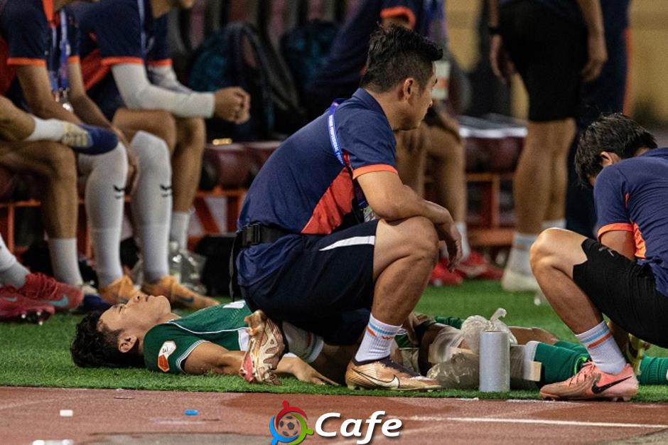 Bùi Tiến Dũng phải nẹp chân, rời sân bằng cáng chỉ sau 12 phút&nbsp;