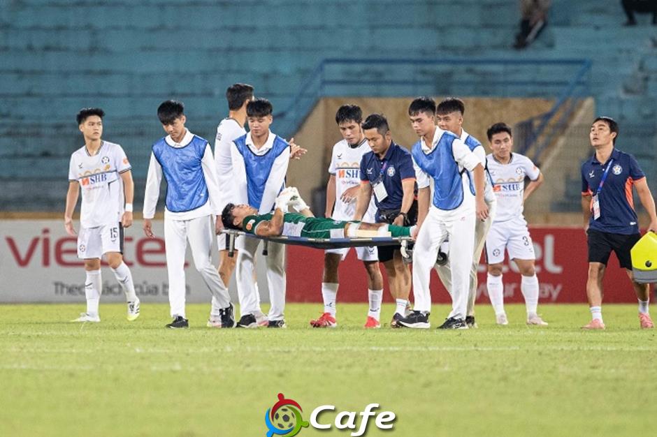 Bùi Tiến Dũng phải nẹp chân, rời sân bằng cáng chỉ sau 12 phút&nbsp;
