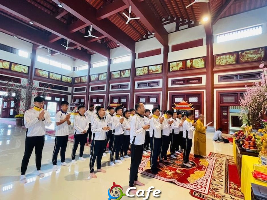 Cầu thủ SLNA đi chùa cầu may nhân dịp đầu xuân