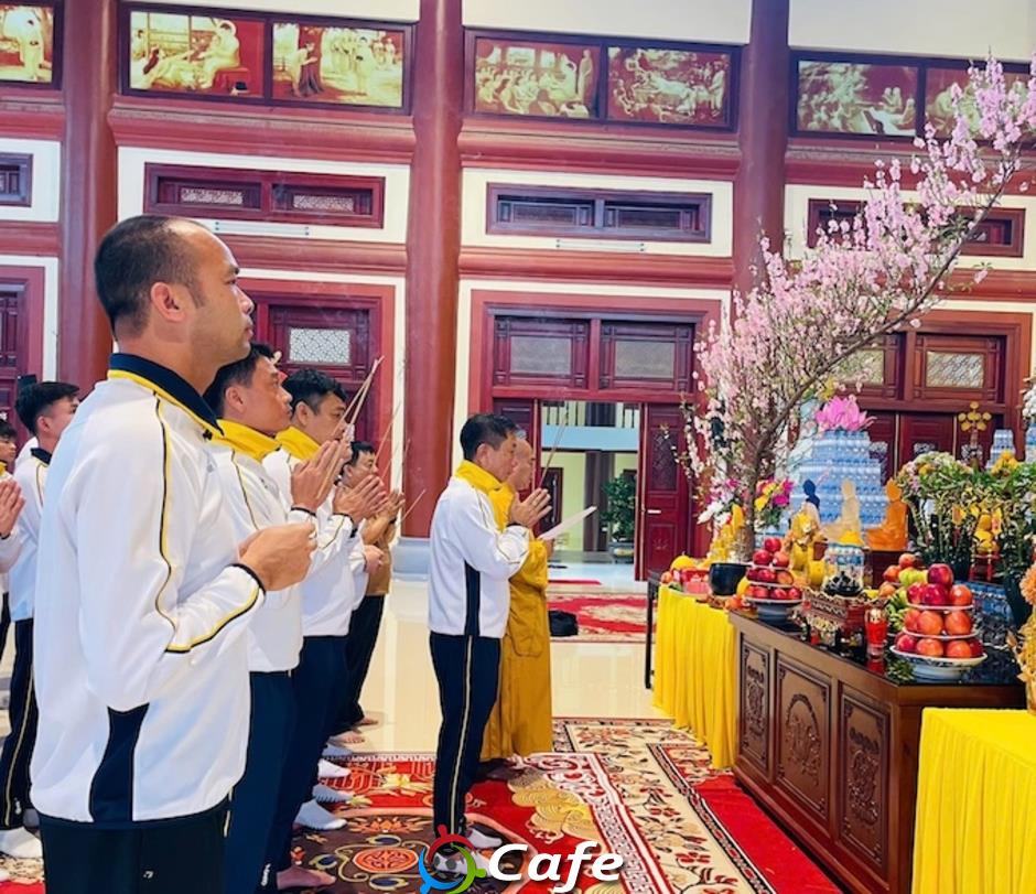Cầu thủ SLNA đi chùa cầu may nhân dịp đầu xuân