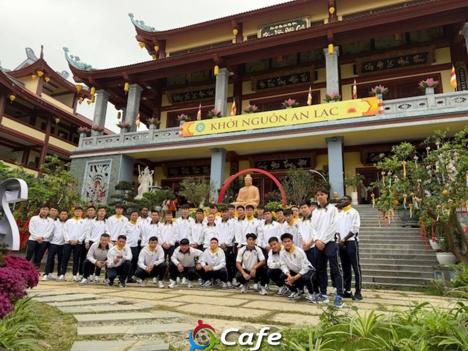 Cầu thủ SLNA đi chùa cầu may nhân dịp đầu xuân